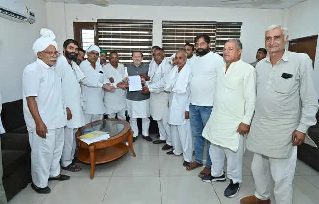 सोनीपत: मंत्री डॉ. अरविंद शर्मा से किसानों ने गन्ने का भाव बढ़ाने की मांग की