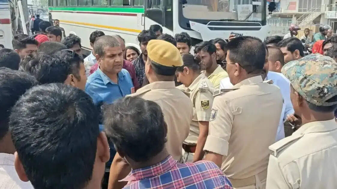 गैस किल्लत से परेशान उपभोक्ताओं का फूटा गुस्सा,मोतिहारी बाईपास चौक किया जाम