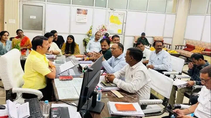 इंदौरः संयुक्त कृषि संचालक ने की विभागीय योजनाओं की समीक्षा