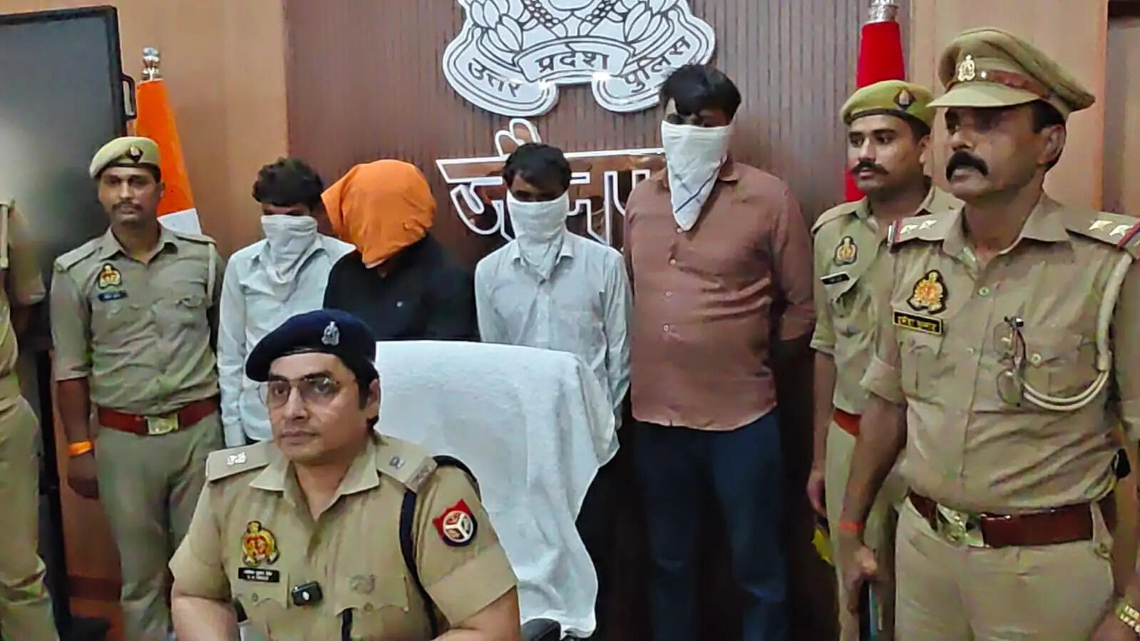 जौनपुर में फर्जी आयकर अधिकारी बनकर लूट करने वाले गिरोह का पर्दाफाश, होमगार्ड समेत चार गिरफ्तार