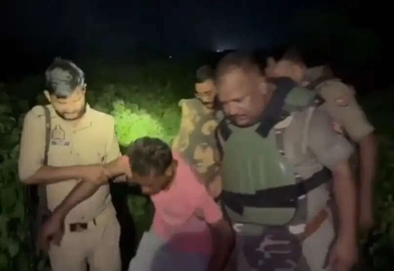 चेन स्नेचिंग के दो वांछित आरोपी मुठभेड़ में गिरफ्तार, एक को लगी गोली