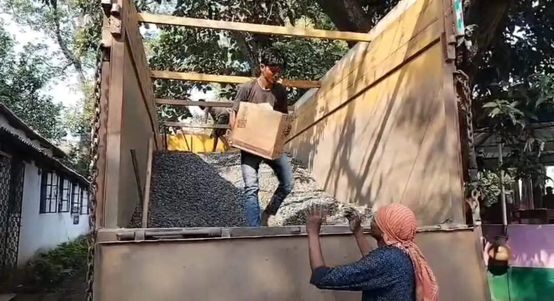 स्टोन चिप्स लदे ट्रक से भारी मात्रा में बिहार ले जा रहे विदेशी शराब जब्त