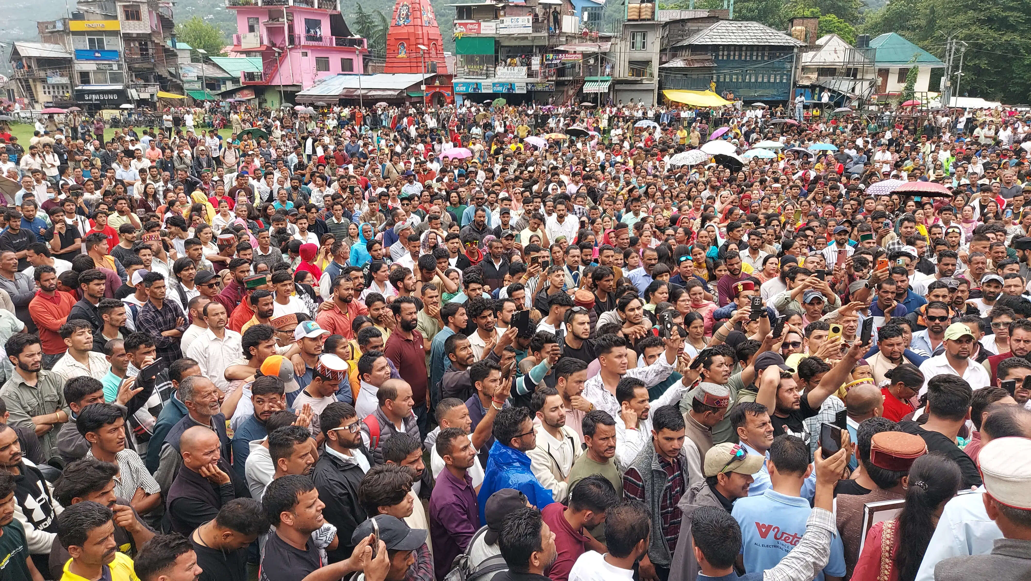 मंजू शर्मा मौत मामले पर कुल्लू में फूटा जनता का गुस्सा, सैंकड़ों लोगों ने किया प्रदर्शन