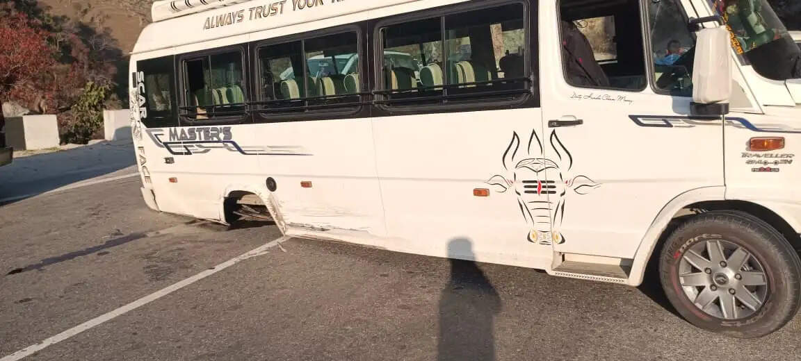 कीरतपुर-मनाली फोरलेन पर टेंपो ट्रेवलर और कार की जोरदार टक्कर