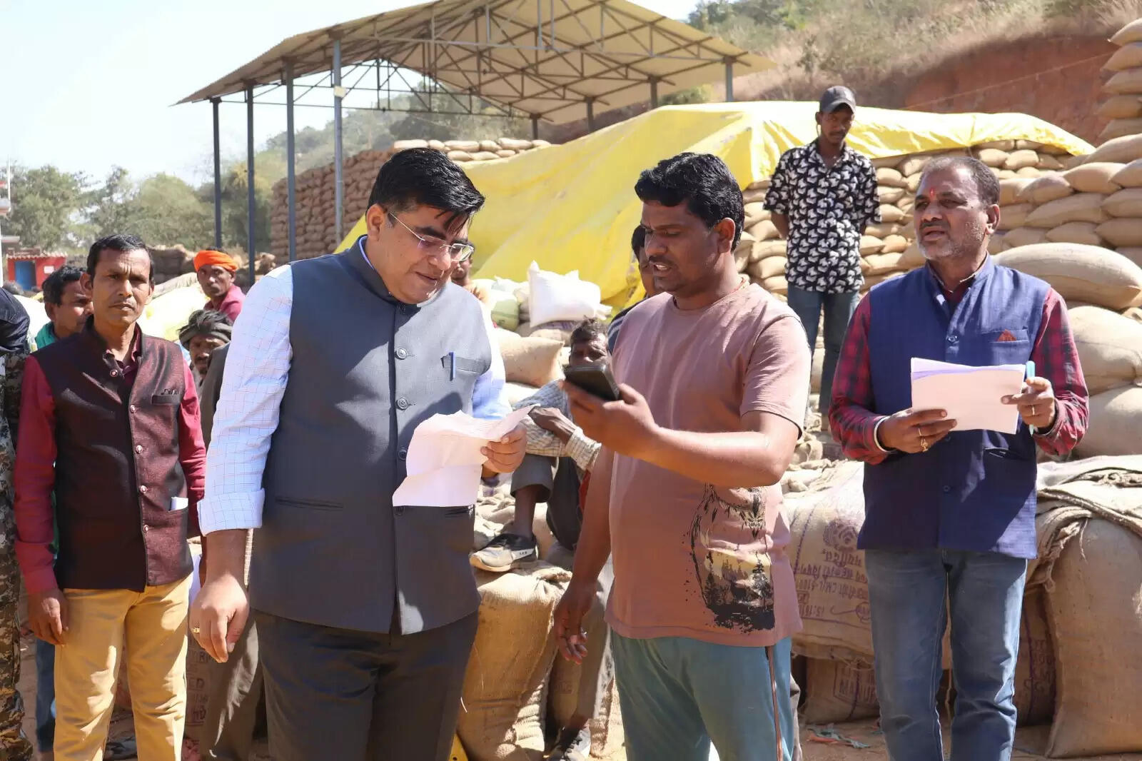 कलेक्टर ने धान उपार्जन केंद्र बरपाली का किया औचक निरीक्षण