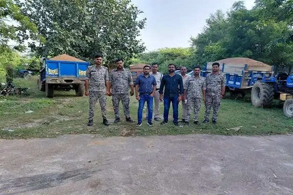 ग्वालियरः अवैध खनन व परिवहन पर प्रशासन की सख्ती, रेत-मुरम से भरे 9 वाहन ज़ब्त