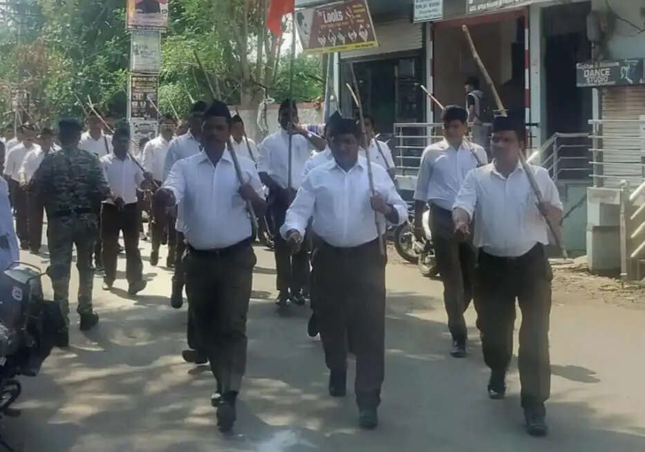 राजगढ़ः ब्यावरा की आठ बस्तियों में निकला संघ का पथ संचलन, स्वयंसेवकों ने की कदमताल