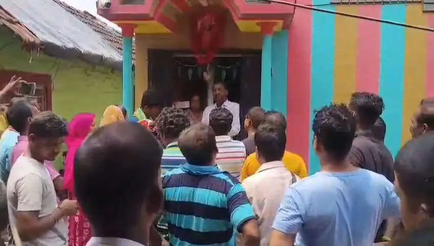 वैद्यबाटी में तृणमूल पार्षद के घर के बाहर प्रदर्शन, ‘चोर-चोर’ के लगे नारे