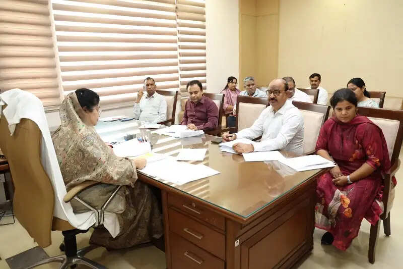 मप्रः मंत्री कृष्णा गौर ने की विभाग की समीक्षा, कहा-15 अगस्त तक पूरे हों छात्रावास मेस निर्माण कार्य
