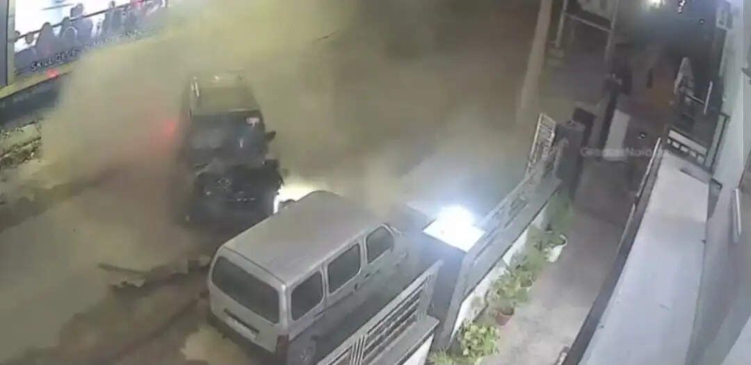 तेज रफ्तार स्कॉर्पियो बिजली के पोल से टकराकर पलटी, एक की मौत