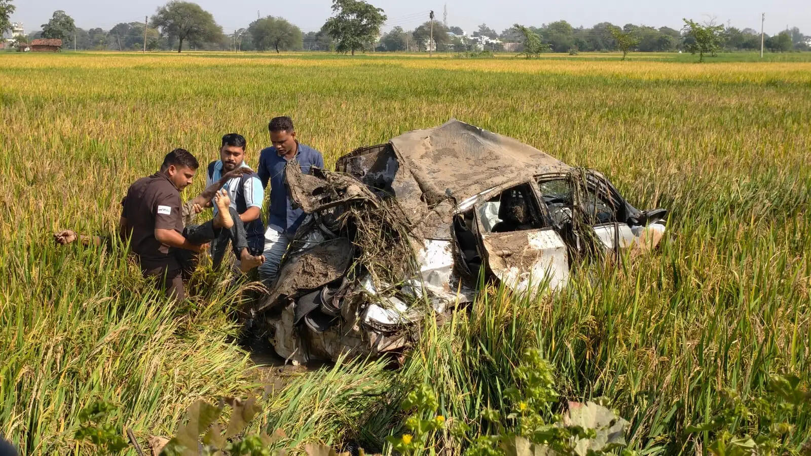 अनियंत्रित कार खेत में घुसी, रायपुर के दो सवार घायल