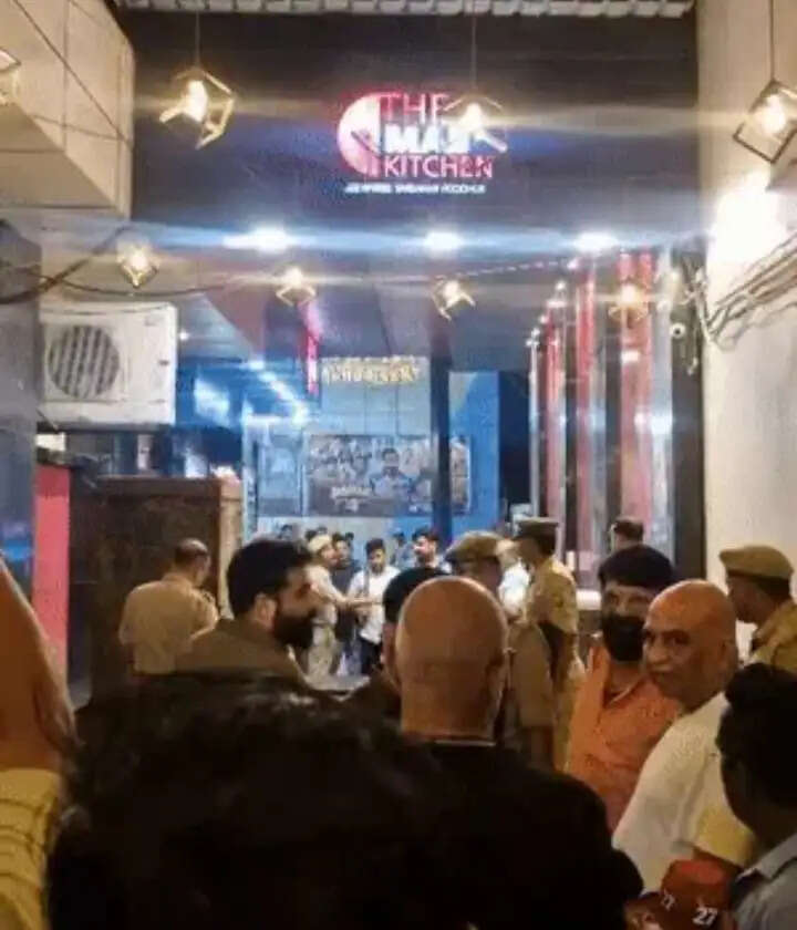 झांसी में रेस्टोरेंट के अंदर प्रधान पुत्र की गोली मारकर हत्या