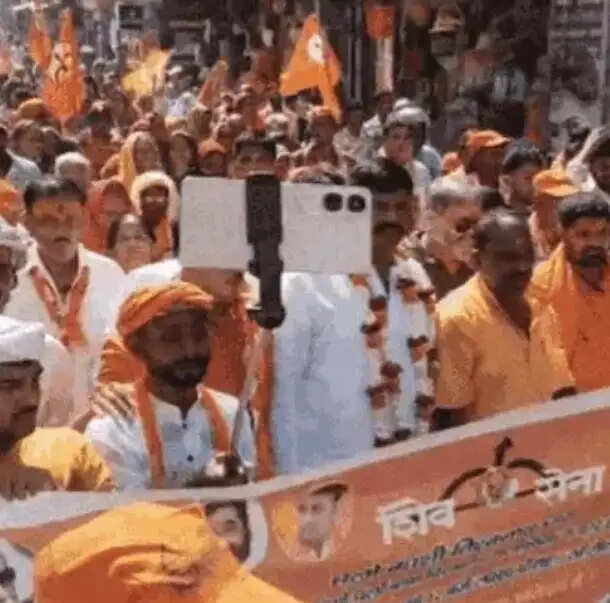 शिवसेना के सैकड़ों कार्यकर्ताओं ने गगरियों में गंगाजल लेकर काशी विश्वनाथ का किया जलाभिषेक