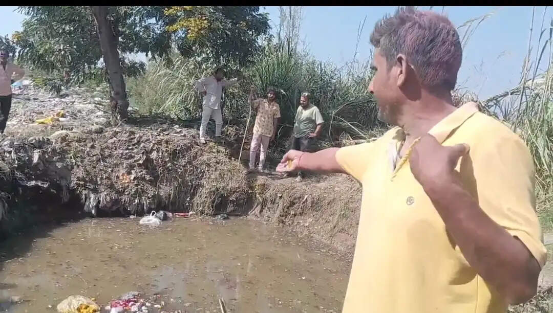 औरैया : कचरे के गड्ढे में विसर्जन की व्यवस्था से भड़के श्रद्धालु, सड़क पर दिया धरना
