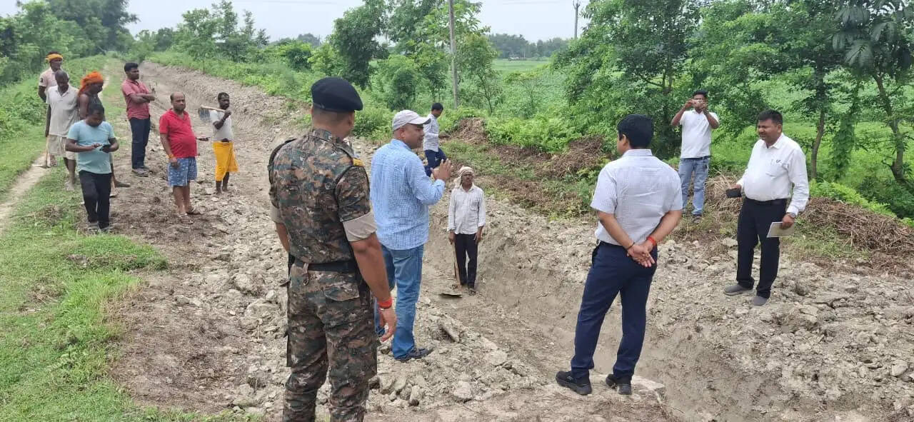 सुपौल में सिंचाई व्यवस्था दुरुस्त करने की कवायद तेज, डीएम ने नहर सफाई कार्य का किया निरीक्षण