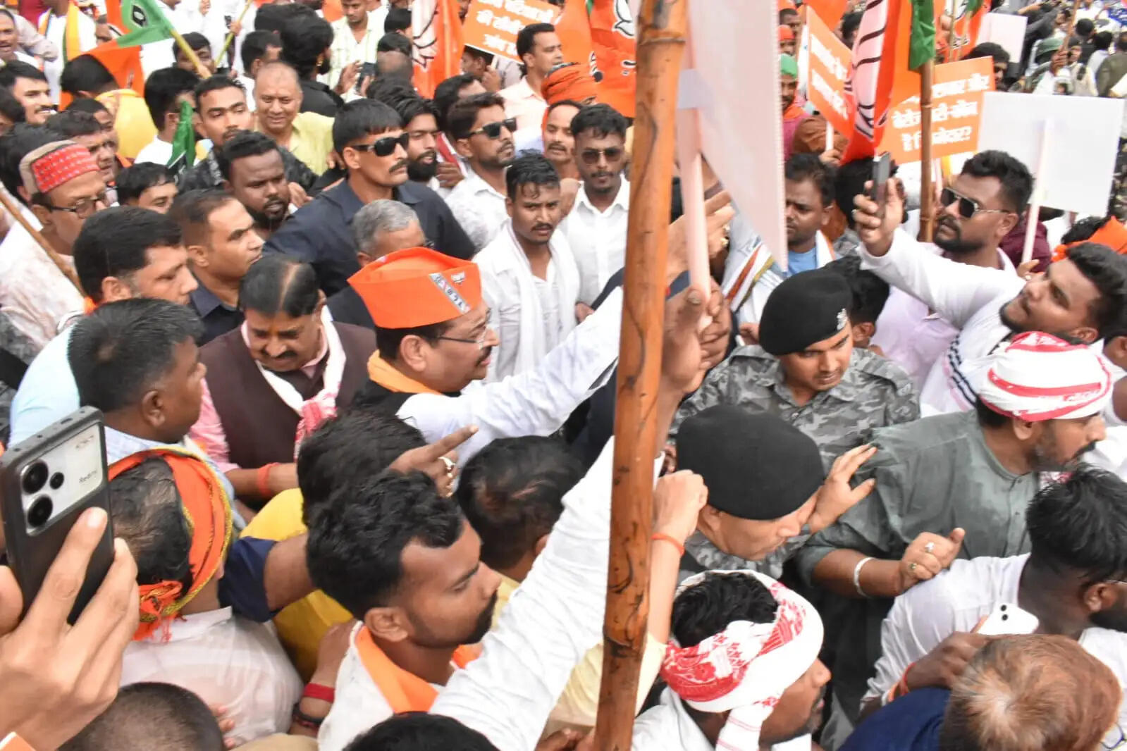 भाजपा ने कांग्रेस कार्यालय का किया घेराव