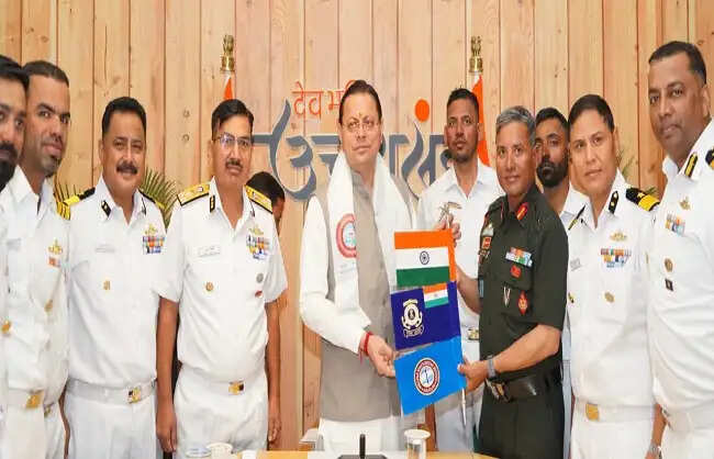 माउंट मुकुट ईस्ट पर फहराया उत्तराखंड का ध्वज, सीएम धामी ने किया तटरक्षक बल-एचएमआई दल का स्वागत