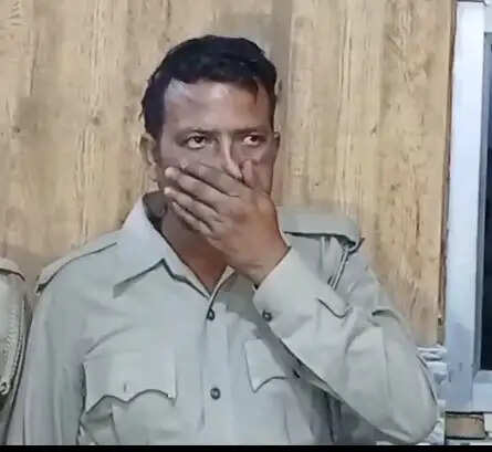 वन विभाग की वर्दी पहनकर गांजा तस्करी करने वाला गिरफ्तार