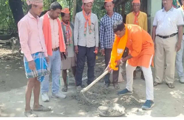 भाजपा उम्मीदवार ने मजदूर बनकर किया प्रचार, तृणमूल ने बताया ‘नाटक’