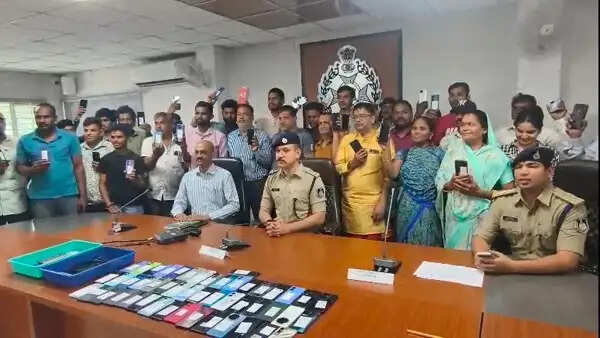मध्यप्रदेश पुलिस ने 2 करोड़ से अधिक के गुम हुए 977 मोबाइल फोन खोज कर मालिकों को लौटाएं