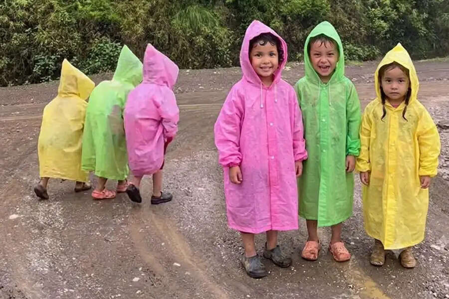 नेपाल : बारिश में स्कूल जाती तीन बच्चियों का वीडियो हुआ वायरल, अब स्नातक तक मिलेगी मुफ्त शिक्षा