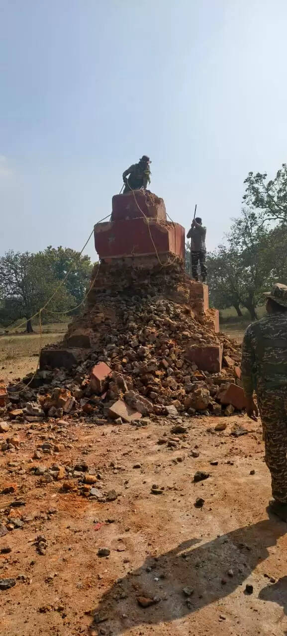 सुकमा में गोगुंडा की पहाड़ियों में टूटा नक्सल भय का प्रतीक, सीआरपीएफ ने रमन्ना का स्मारक किया ध्वस्त