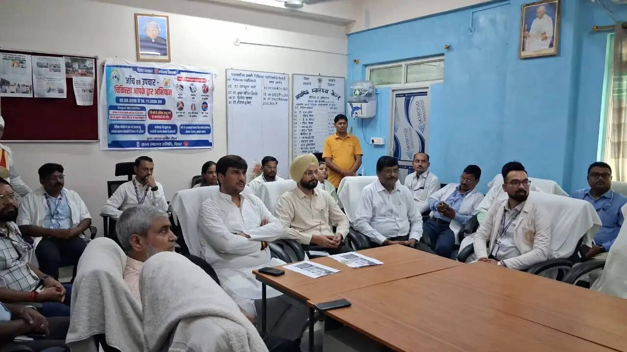 डीएम की मौजूदगी में शुरू हुआ जांच एवं उपचार चिकित्सा आपके द्वार