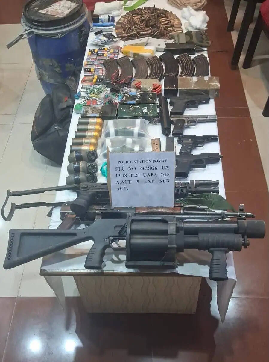 सोपोर के मुकाम चेरहार वन क्षेत्र से हथियार, गोला-बारूद और विस्फोटक सामग्री का बड़ा जखीरा बरामद