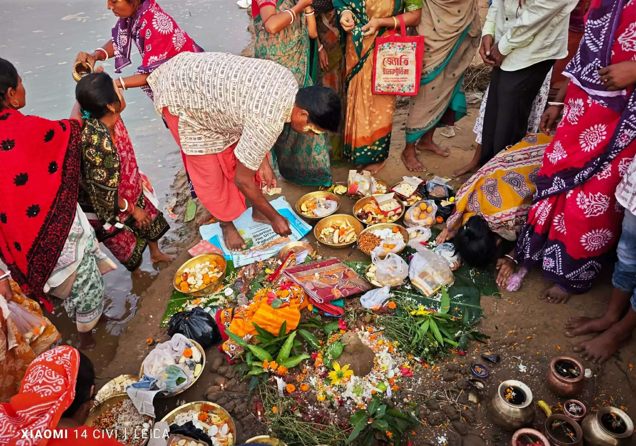 पश्चिम मेदिनीपुर में नदी तटों पर श्रद्धालुओं की भीड़, पंचव्रत रास पूर्णिमा पर आस्था का सैलाब