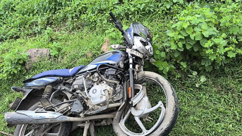 धारः राखी का बुलावा देने जा रहे भाई, भतीजे और काका की सड़क हादसे में मौत, 4 वर्ष की बेटी गंभीर घायल