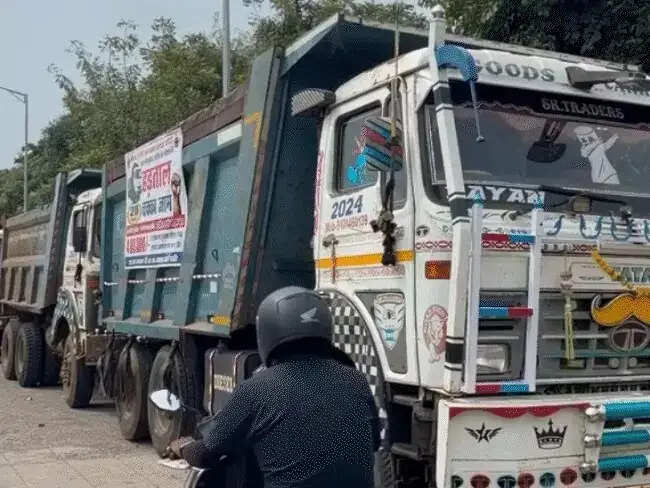 पेनाल्टी के विरोध में भोपाल के 2 हजार डंपरों के पहिए थमे,&nbsp;चूनाभट्टी चौराहे पर 700 डंपर मालिकों का धरना, सरकार से राहत की मांग