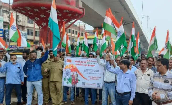 रीवाः हर घर तिरंगा यात्रा में देश भक्ति गीतों और नारों से गूंज उठा शहर