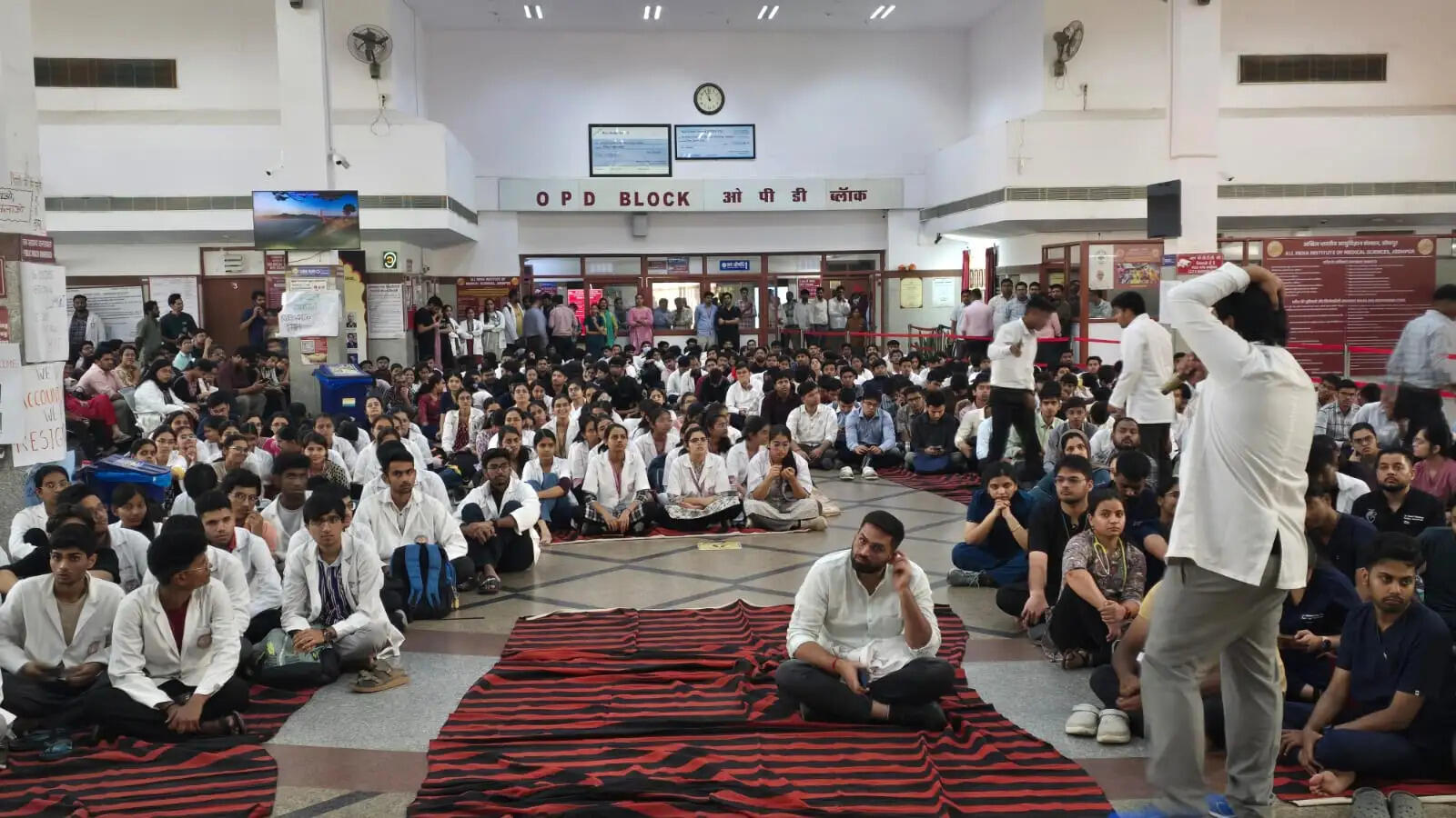 एम्स में रेजिडेंट डॉक्टरों की हड़ताल जारी