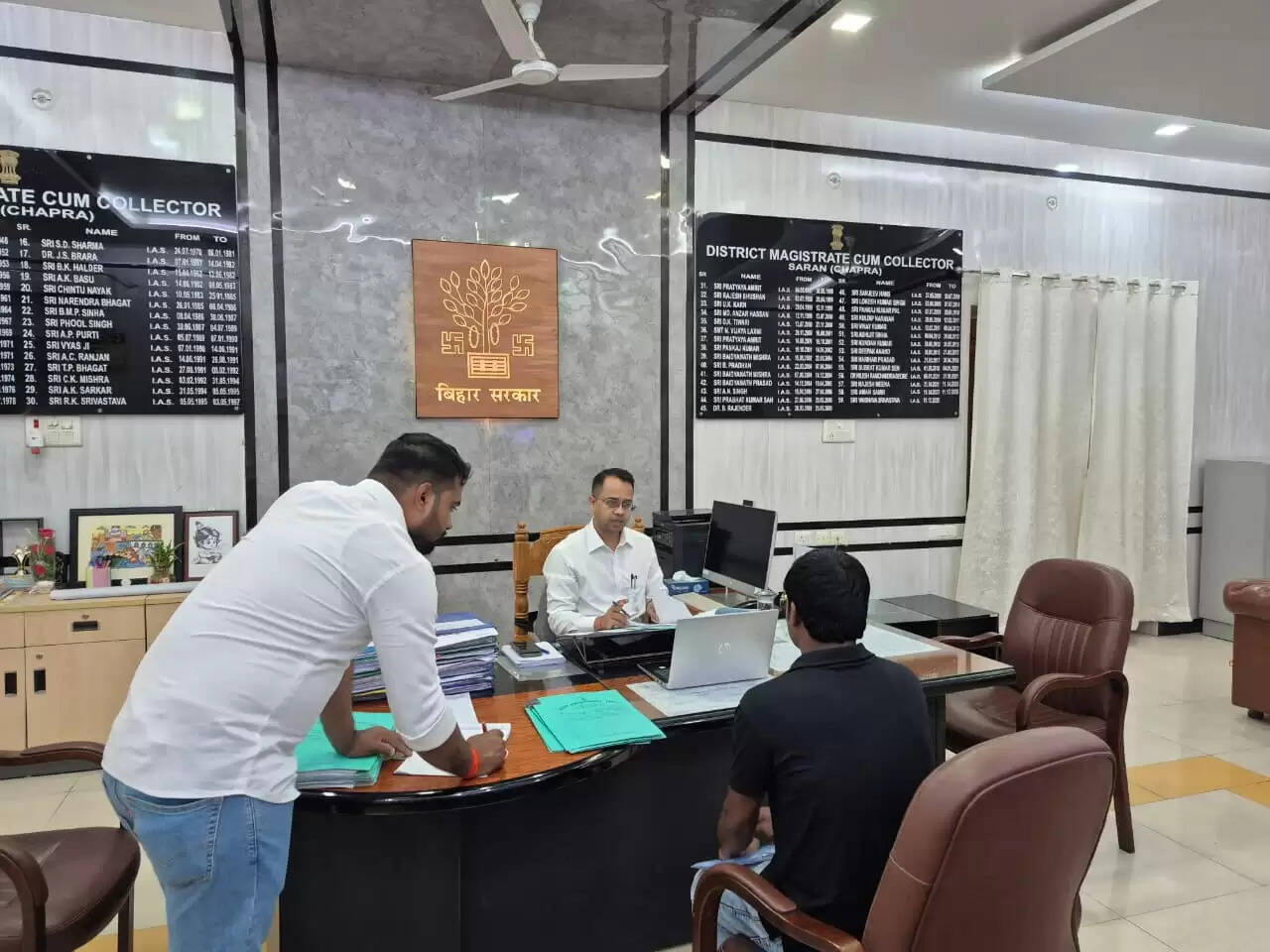 जिलाधिकारी ने बिजली विभाग के कार्यपालक अभियंता से मांगा स्पष्टीकरण