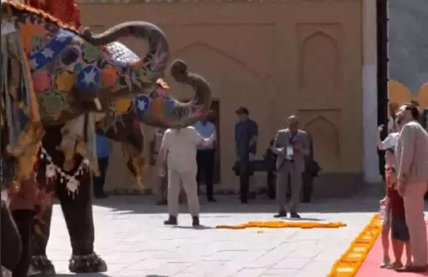 अमेरिकी उपराष्ट्रपति जेडी वेंस परिवार सहित आमेर महल पहुंचे, जोरदार पारंपरिक स्वागत