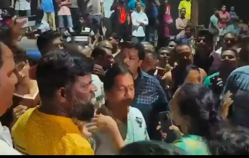 विद्युत ट्रांसफॉर्मर का श्रेय लेने पहुंचीं नगरसेविका के सामने लगे 'गो बैक' के नारे