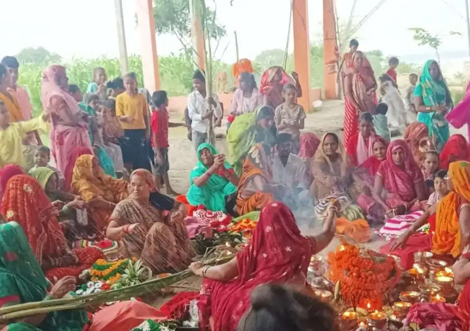 देवरिया : जितिया व्रत पर मंदिरों में उमड़ी महिलाओं की भीड़, संतान के सुख-समृद्धि की कामना