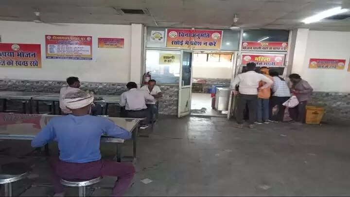 ग्वालियरः दीनदयाल रसोई” आत्मसम्मान भी परोसती है, अब तक 59 लाख से अधिक लोगों को करा चुकी है भोजन