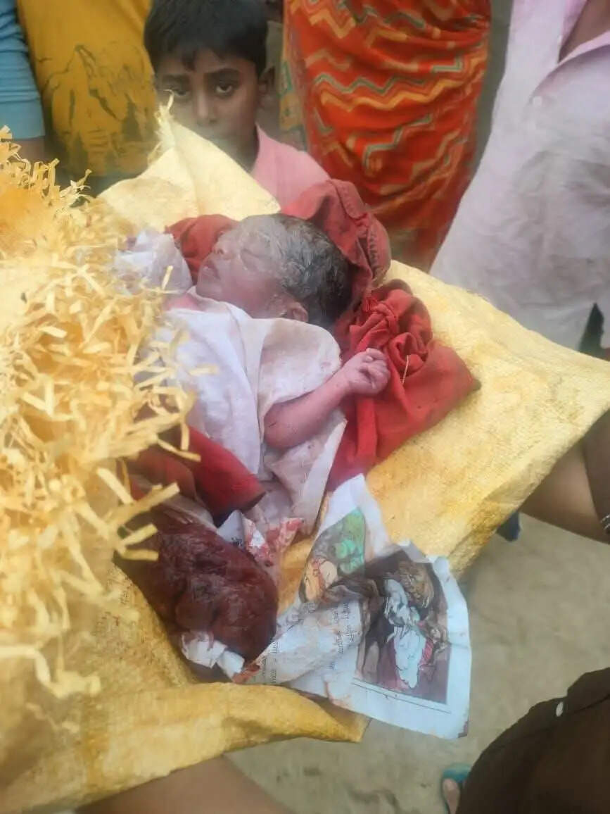 सरसों के खेत में मिली नवजात बच्ची काे पुलिस ने अस्पताल भेजा