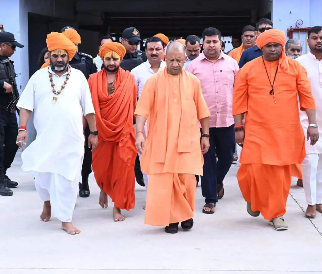 मुख्यमंत्री योगी ने देवीपाटन मंदिर में दर्शन पूजन कर देश व प्रदेश के सुख समृद्धि की कामना की