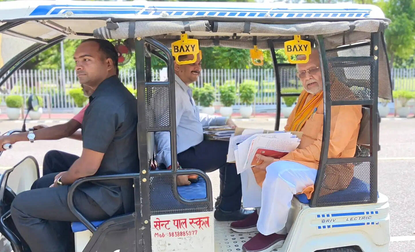 वित्त मंत्री सुरेश कुमार खन्ना तीसरे सप्ताह भी ई-रिक्शा से पहुंचे विधानसभा