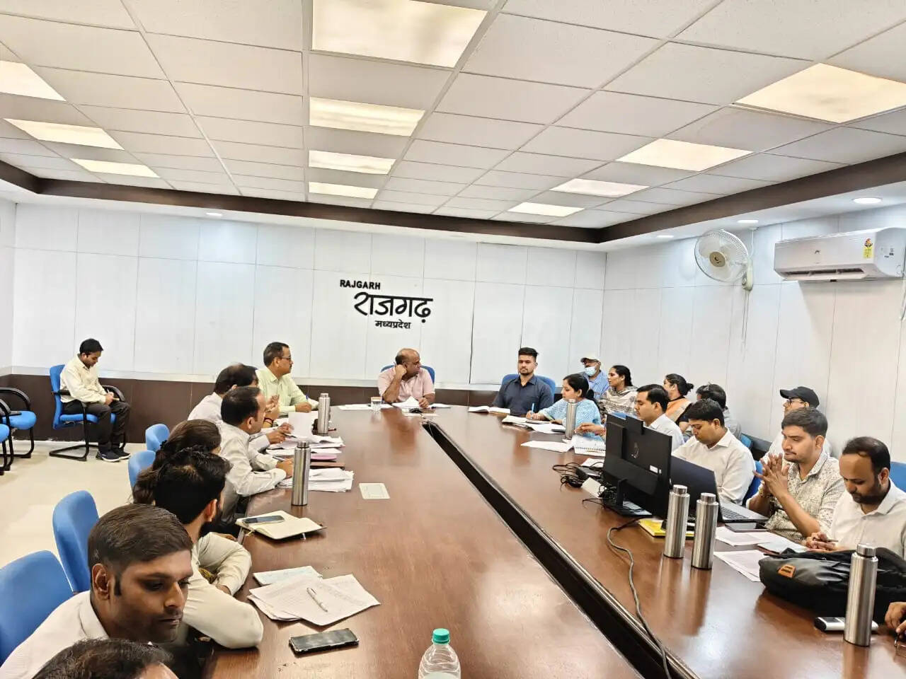 राजगढ़ः कलेक्टर ने की राजस्व विभाग की समीक्षा