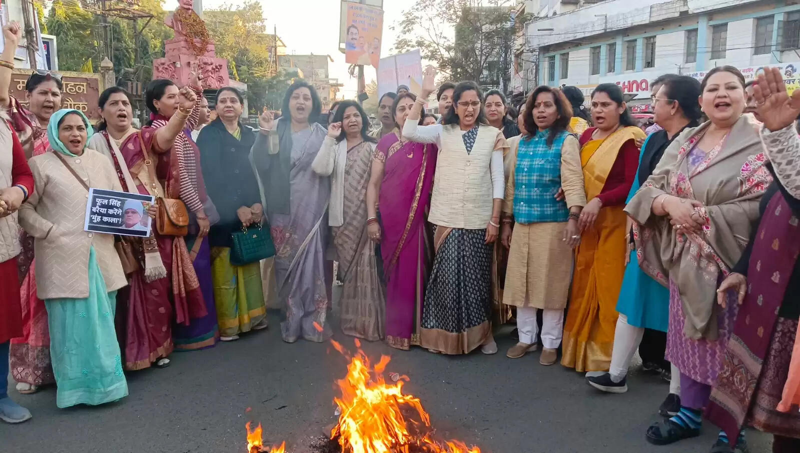 कांग्रेस विधायक बरैया का बयान सम्पूर्ण नारी समाज का अपमान, भाजपा महिला मोर्चा ने जलाया पुतला
