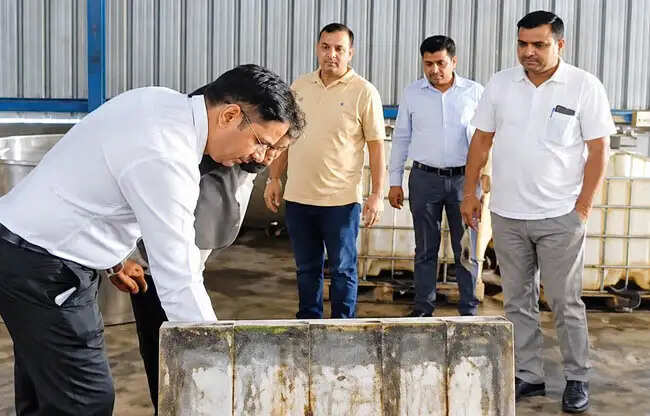 सोनीपत: पनीर फैक्ट्री पर सीएम फ्लाइंग का छापा, 180 किलो पनीर नष्ट कराया