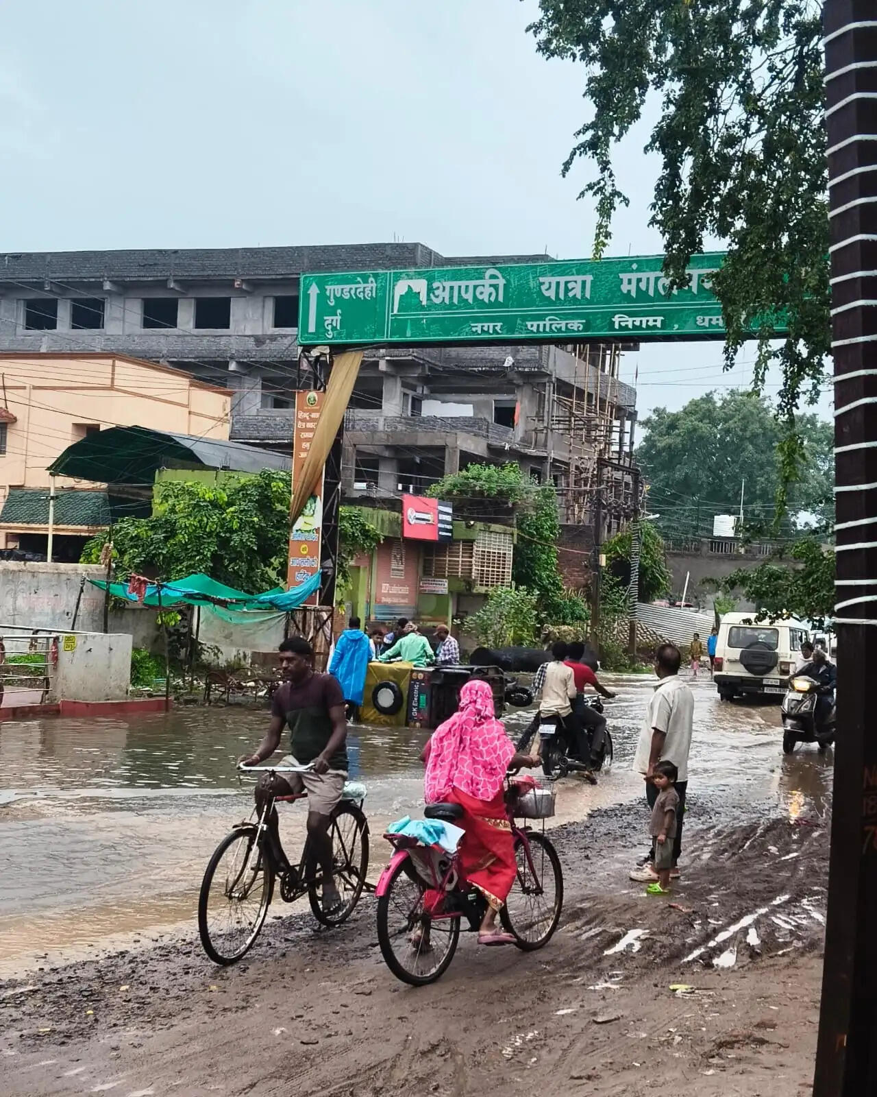 रत्नेश्वरी मंदिर मार्ग पर जलभराव से बढ़ा हादसों का खतरा, सड़क की तत्काल मरम्मत की मांग