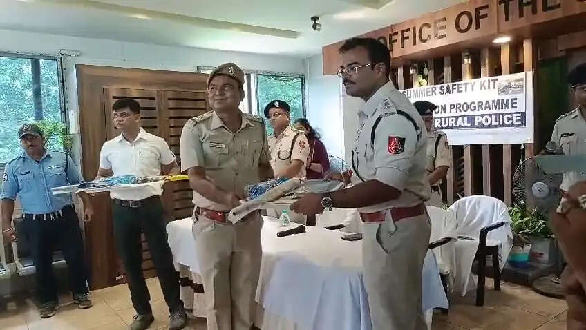 भीषण गर्मी में ड्यूटी कर रहे पुलिसकर्मियों को बांटे गए समर किट, हुगली ग्रामीण पुलिस की पहल