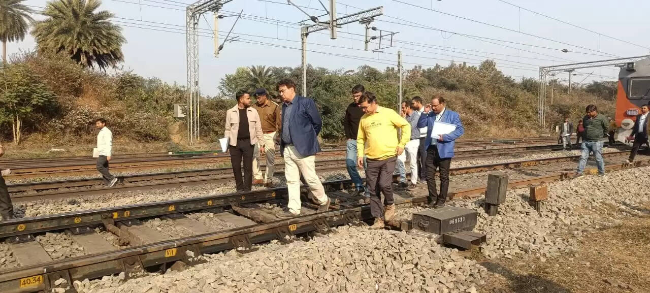 डीआरएम ने रेलवे स्टेशन का किया निरीक्षण