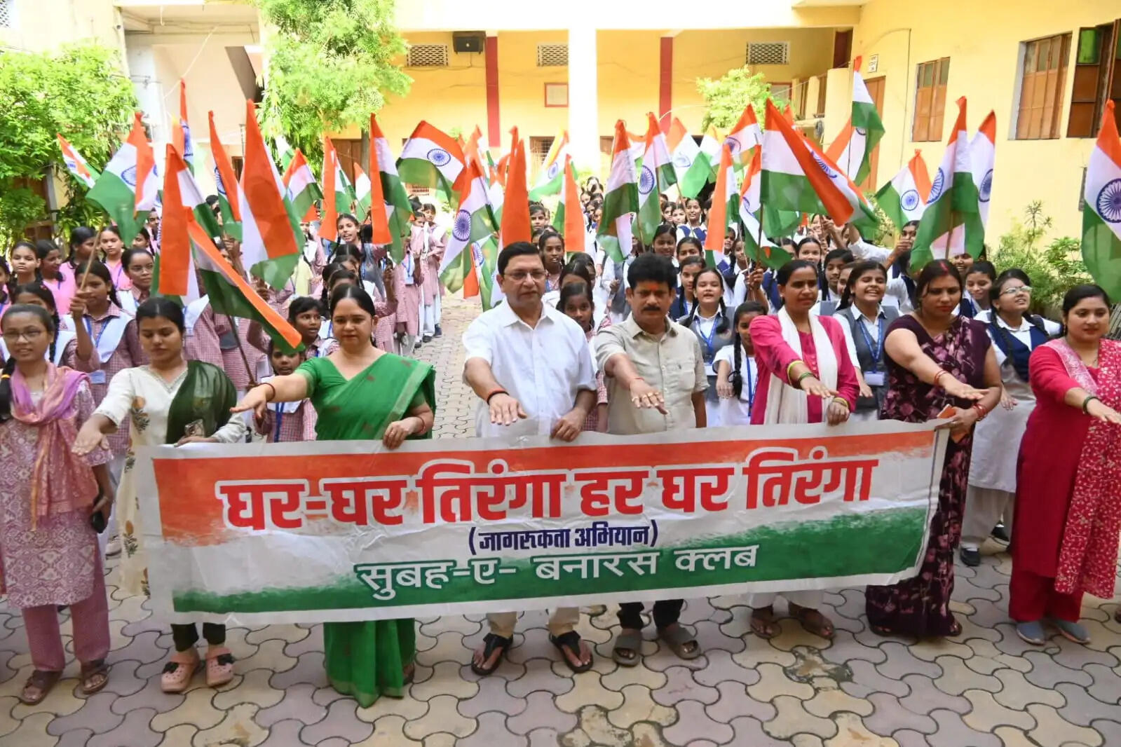 वाराणसी: हर घर तिरंगा, घर-घर तिरंगा अभियान को लेकर छात्राओं ने निकाली तिरंगा यात्रा