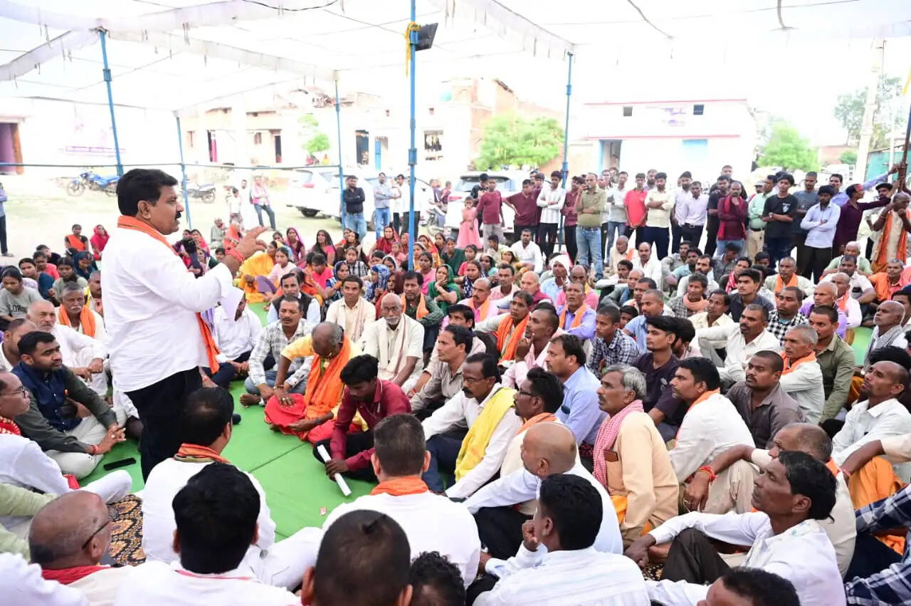 उप मुख्यमंत्री&nbsp;विजय शर्मा ने तीन गांवों में 1.55 करोड़ रुपये के गौरव पथ निर्माण का किया भूमिपूजन