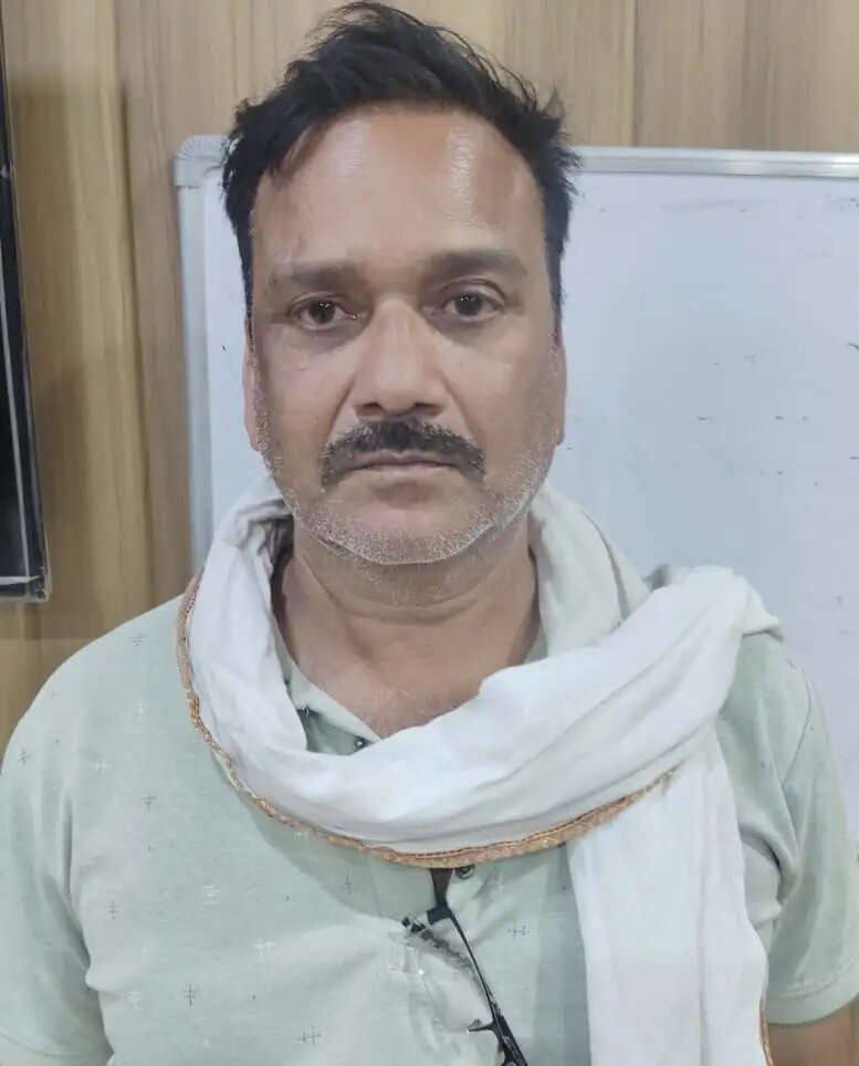 रंगे हाथ पकड़ा गया चकबंदी कानूनगो, 10 हजार की रिश्वत लेते गिरफ्तार